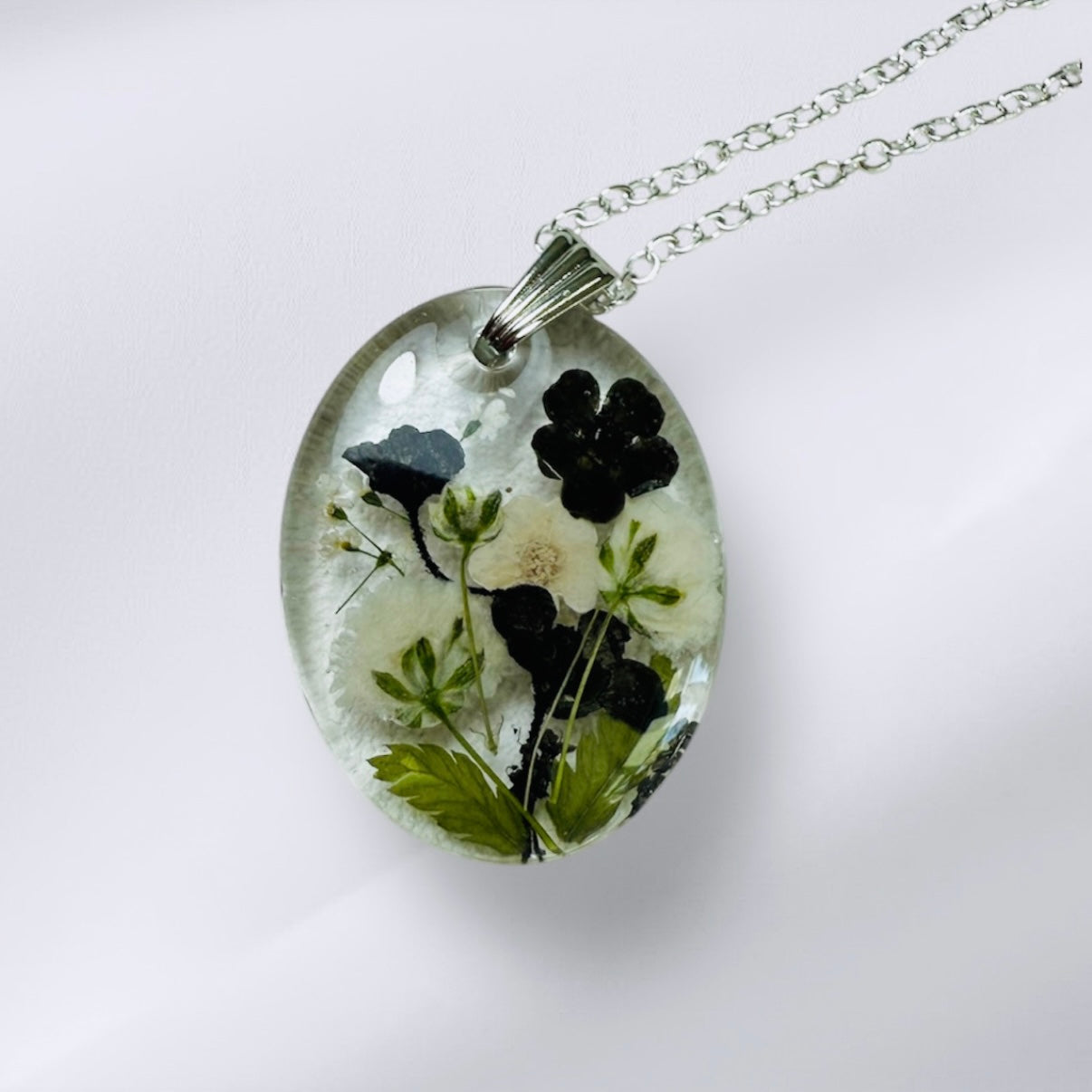 Black & White Flower Necklace